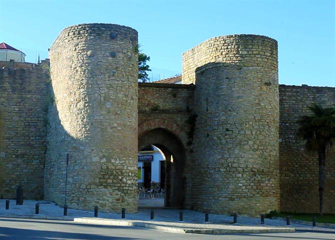 Murallas de Almocábar